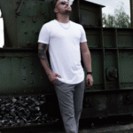 "Wolken basteln" Mann vor Güterzug mit E-Zigarette