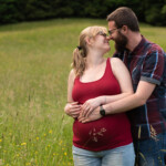 "Der Nasenstupser ins neue Leben" Paar in Wiese umarmt sich